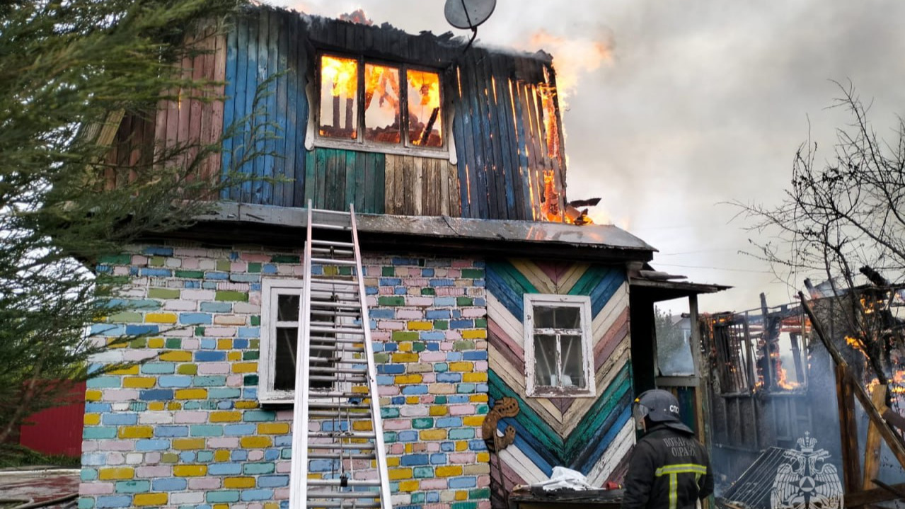 Пять садовых домов сгорели в СНТ под Уфой — в МЧС назвали предварительную причину пожара
