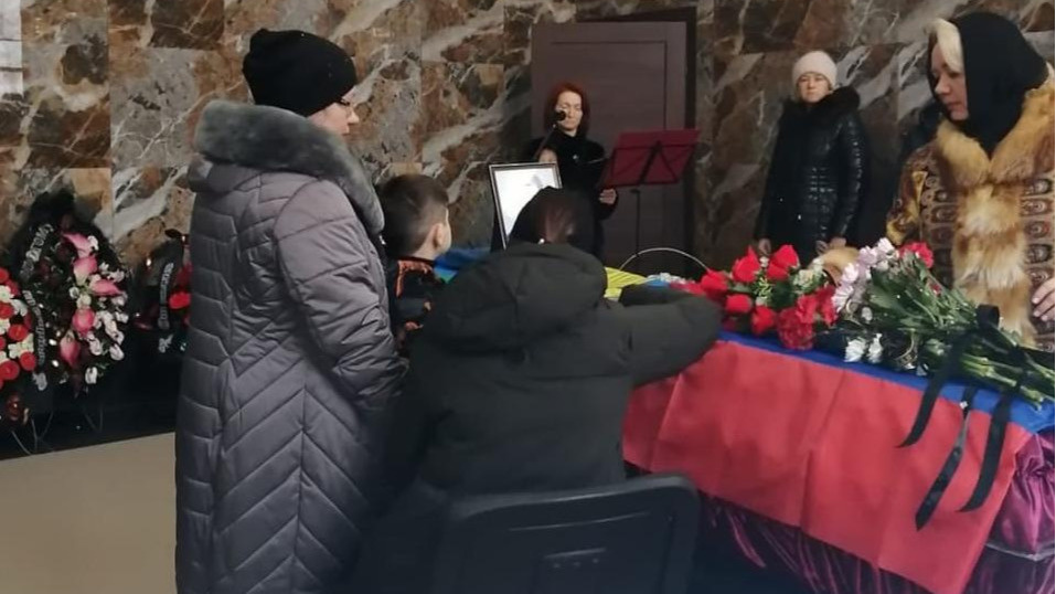 «Его отец служит в ВСУ». В Свердловской области матери погибшего бойца не выплатили миллионы «гробовых»