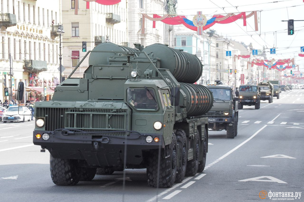 «Парад» военной техники на Невском — Петербург готовится ко Дню Победы
