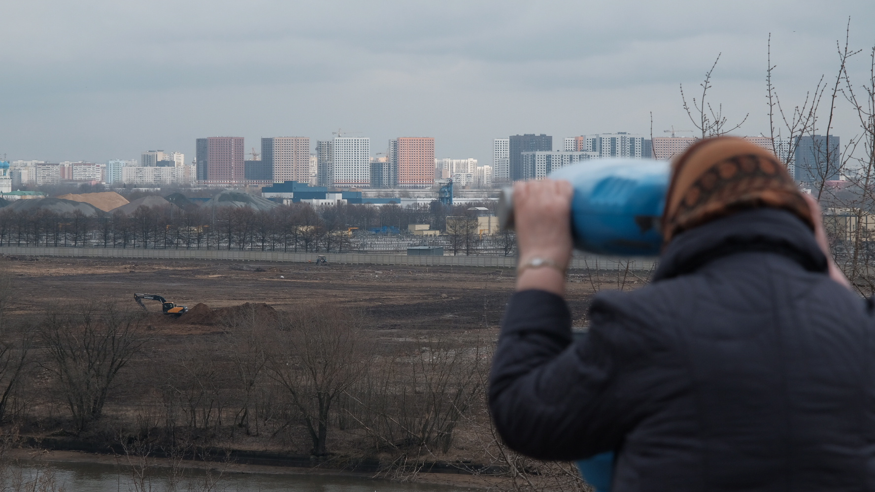 Пустырь, экскаваторы и строительный мусор. Фоторепортаж из Коломенского, где вырубили 100 гектаров леса