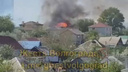«Пламя на дом перекинулось»: крупный пожар в Волгограде сняли на видео