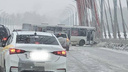 Перекрыты все три полосы: Бугринский мост в Новосибирске встал из-за ДТП с автобусом
