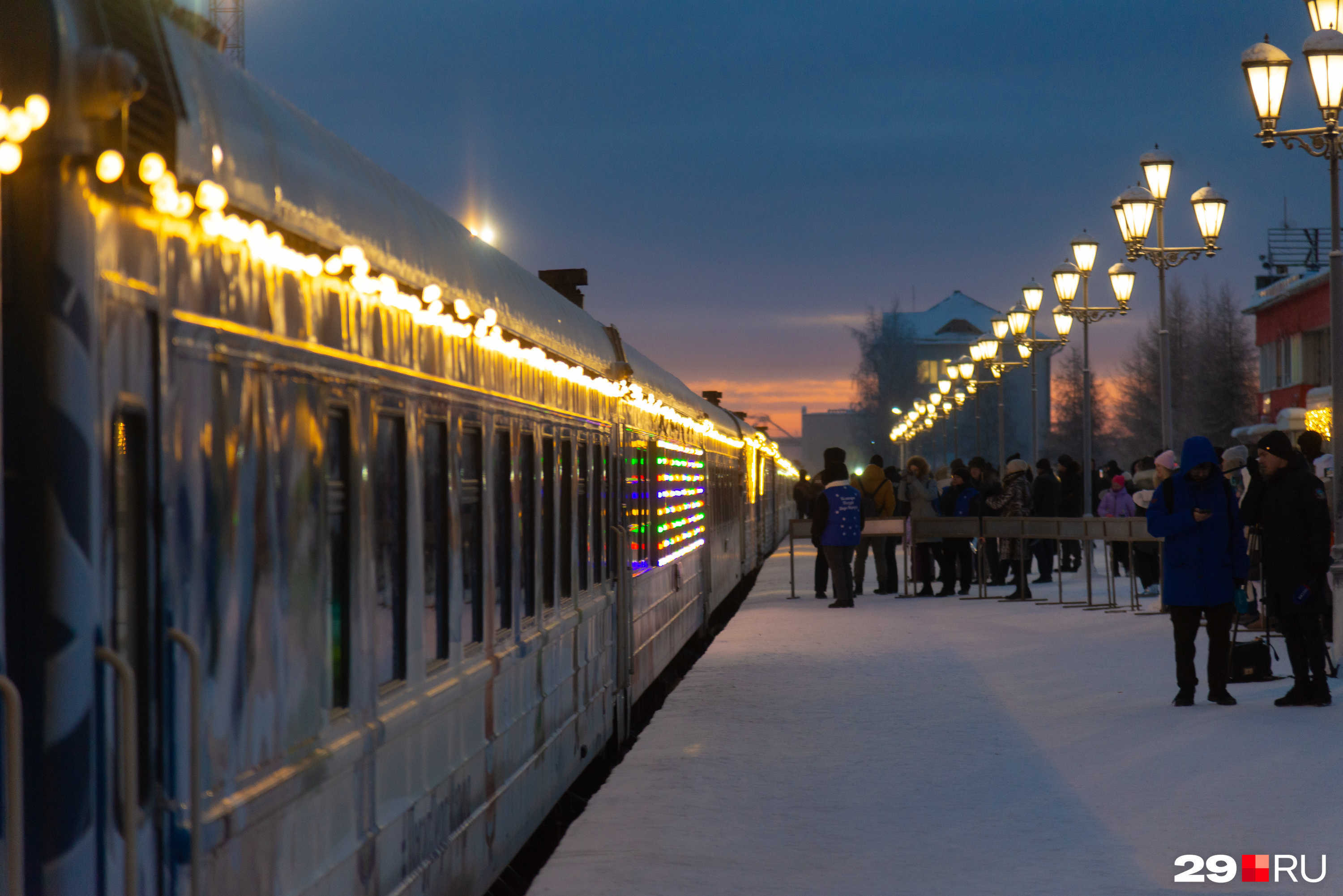 Как архангелогородцы встречали поезд Деда Мороза, фото - 12 января 2024 -  29.ru