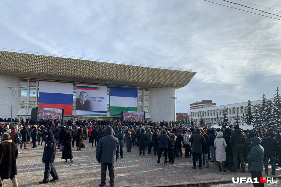 Площадь перед ГКЗ в тот день