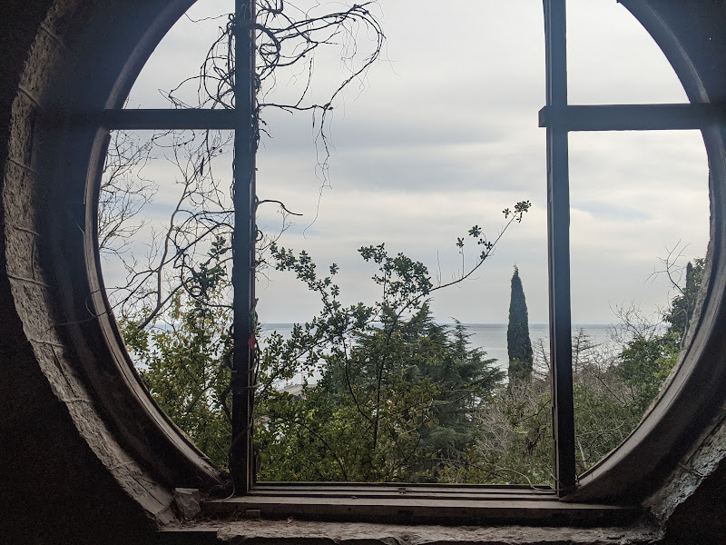 Круглое окно, по которому узнают дворец на фотографиях туристов
