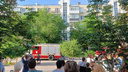 Пожарные машины стоят на трамвайных путях: из Дома специалистов эвакуировали жителей