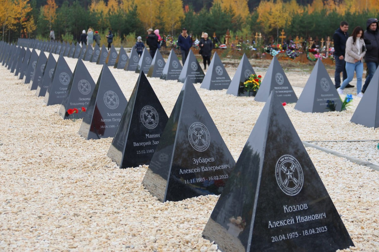 Сотни каменных пирамид: как теперь выглядит кладбище бойцов ЧВК «Вагнер» под Екатеринбургом