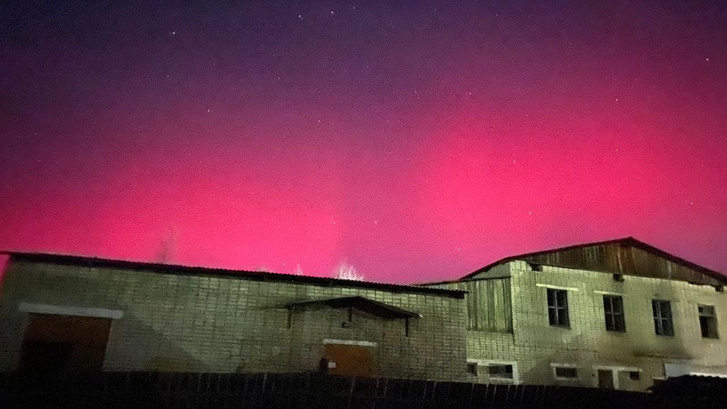 Редкая космическая радуга и красное небо: 10 захватывающих фото полярного сияния