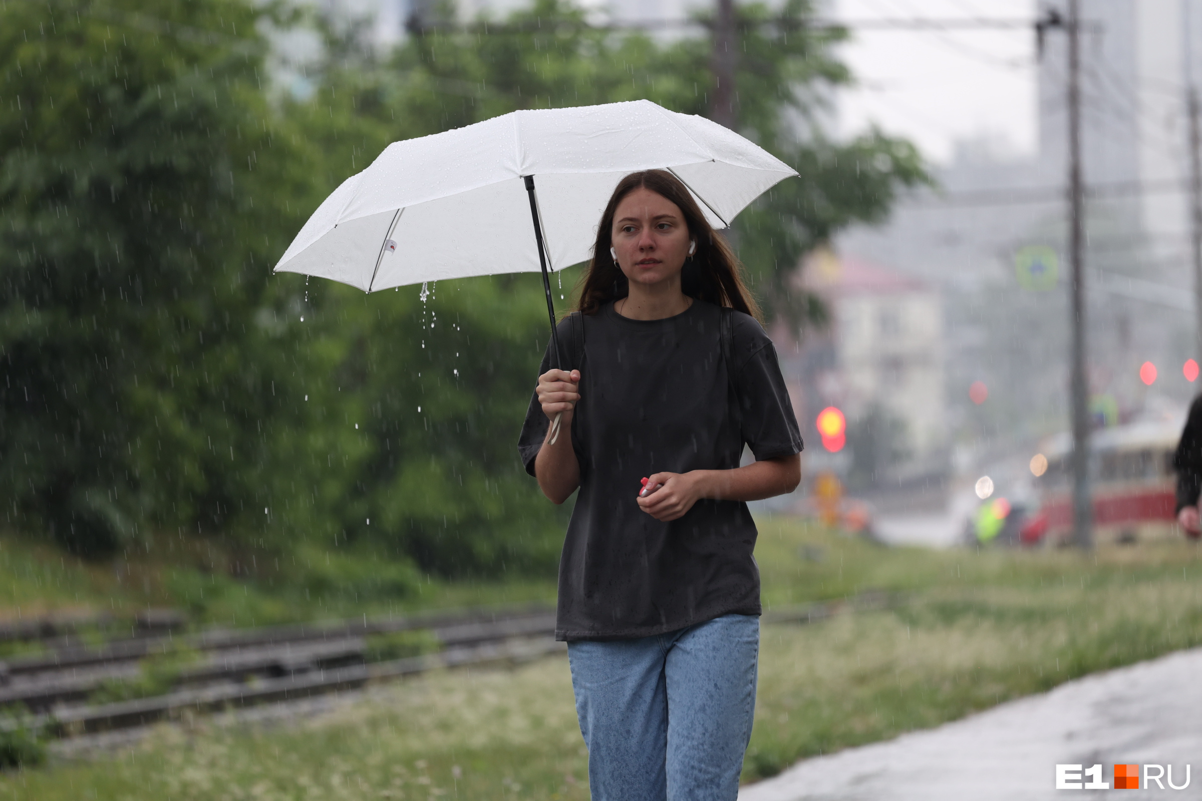 Екатеринбург и область накроют дожди, град и грозы: экстренное предупреждение
