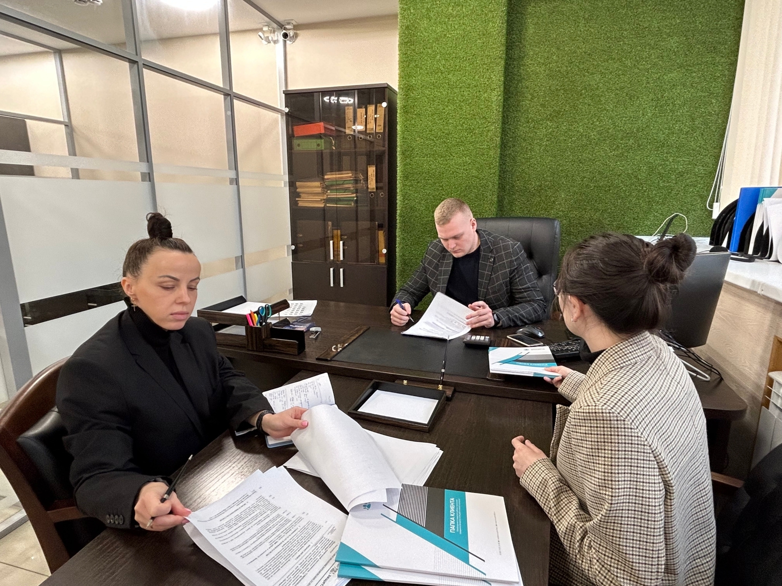 В процедуре задействовано несколько специалистов В процедуре задействовано несколько специалистов