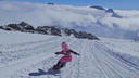 В Сети завирусилось видео, как малышка съезжает со склона Эльбруса. На кадрах — 4-летняя Зара