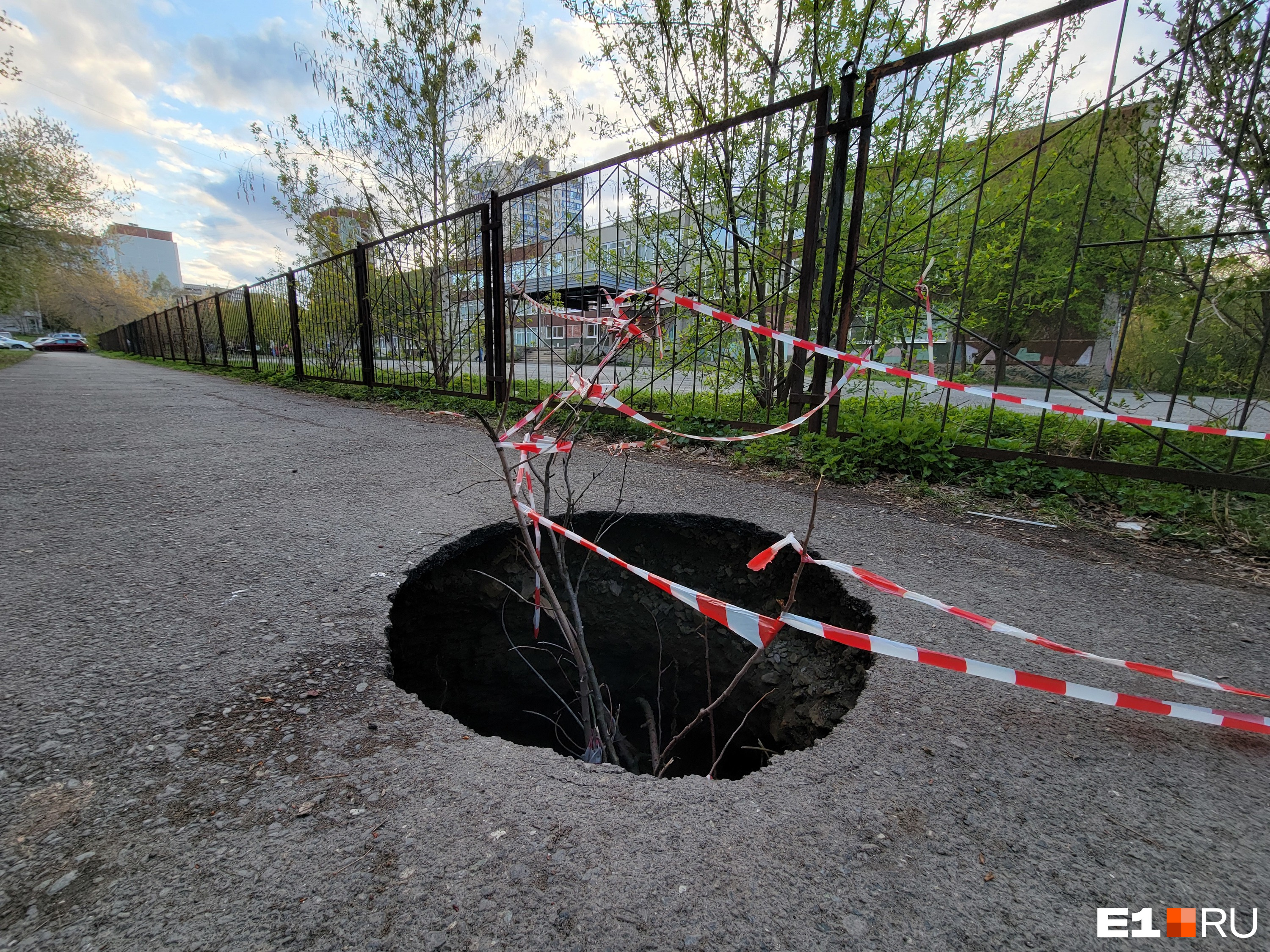 В Екатеринбурге глубокий провал в асфальте «починили» с помощью веток и палок