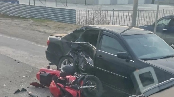 «Доставлен в реанимацию»: сибирячка на машине сбила мотоциклиста — его жена ищет очевидцев аварии