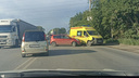 Легковушка столкнулась со скорой на левом берегу Новосибирска — фото последствий аварии