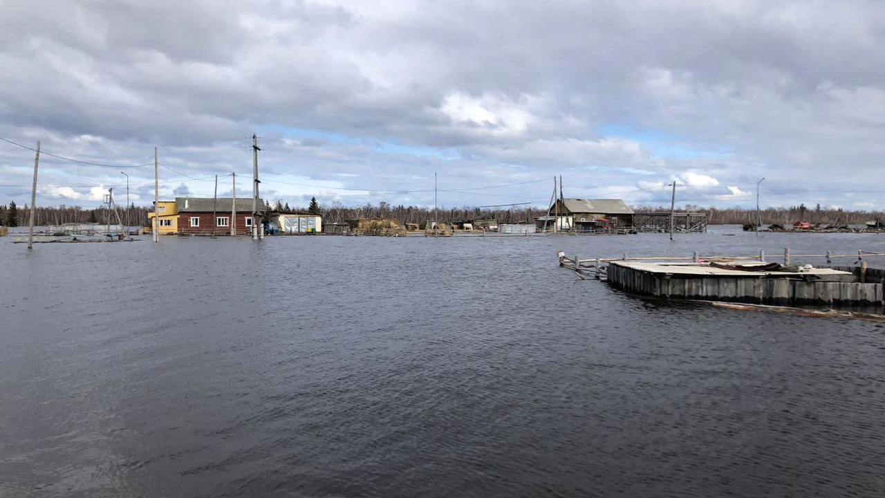 В Намском районе Якутии ЧС — затопило 13 сёл. Пытаясь спастись, люди перевернулись на лодке