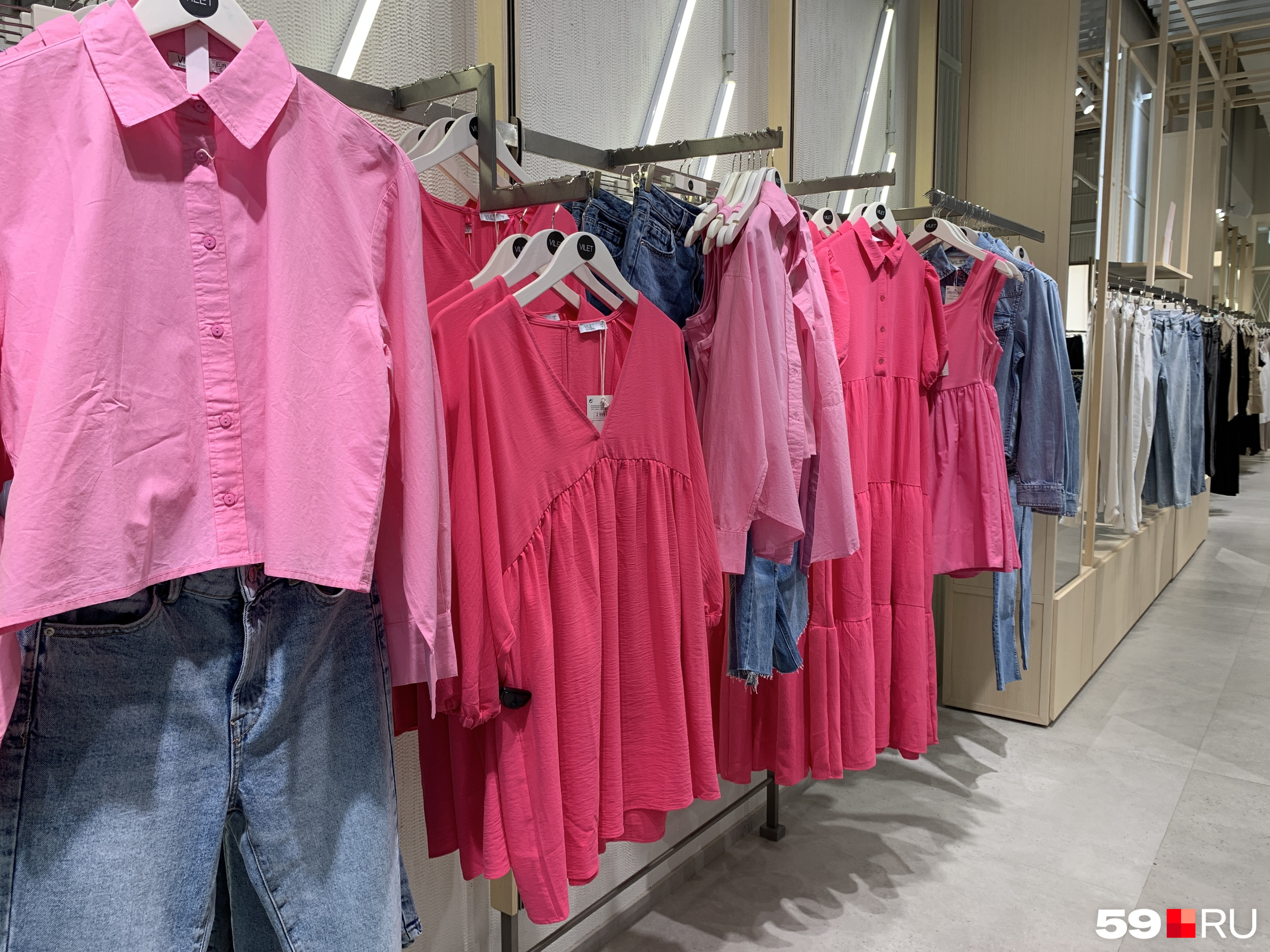 Рубашки есть в разных цветах по цене 1999 рублей, короткое платье — 2599 рублей