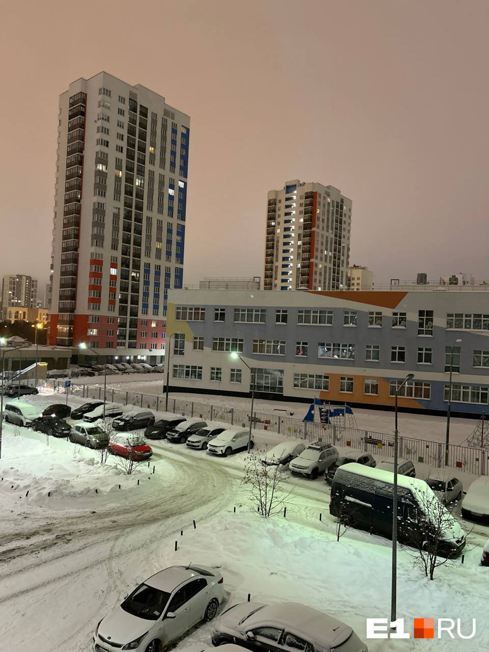 В Екатеринбурге среди ночи стало светло как днем. Что происходит?