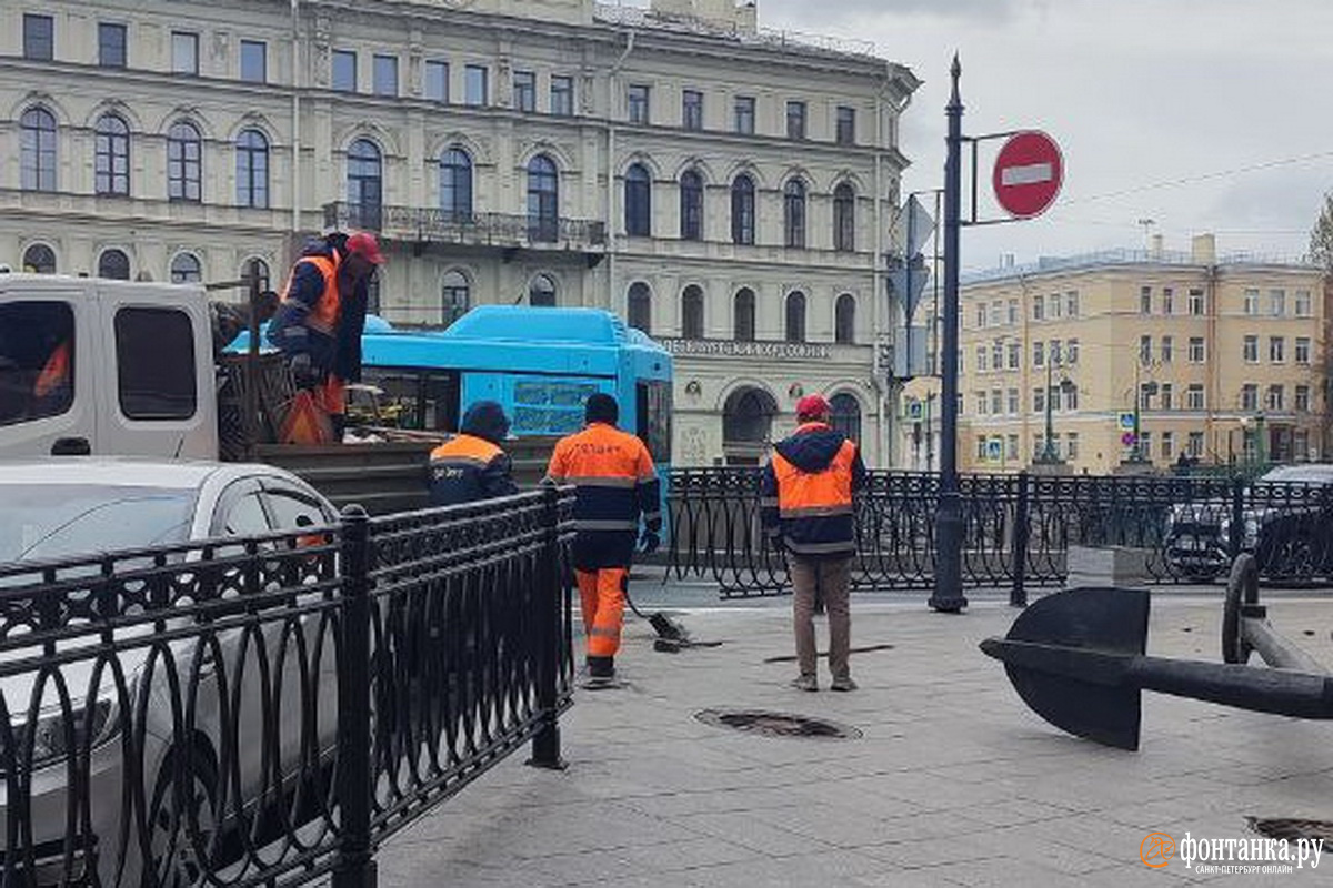 Люди продолжают нести цветы на Поцелуев мост после трагедии с автобусом -  11 мая 2024 - ФОНТАНКА.ру