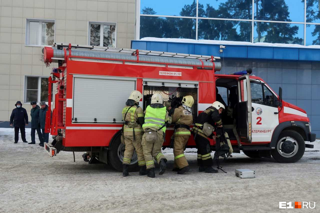 К больнице в Екатеринбурге съехались десятки пожарных: что случилось