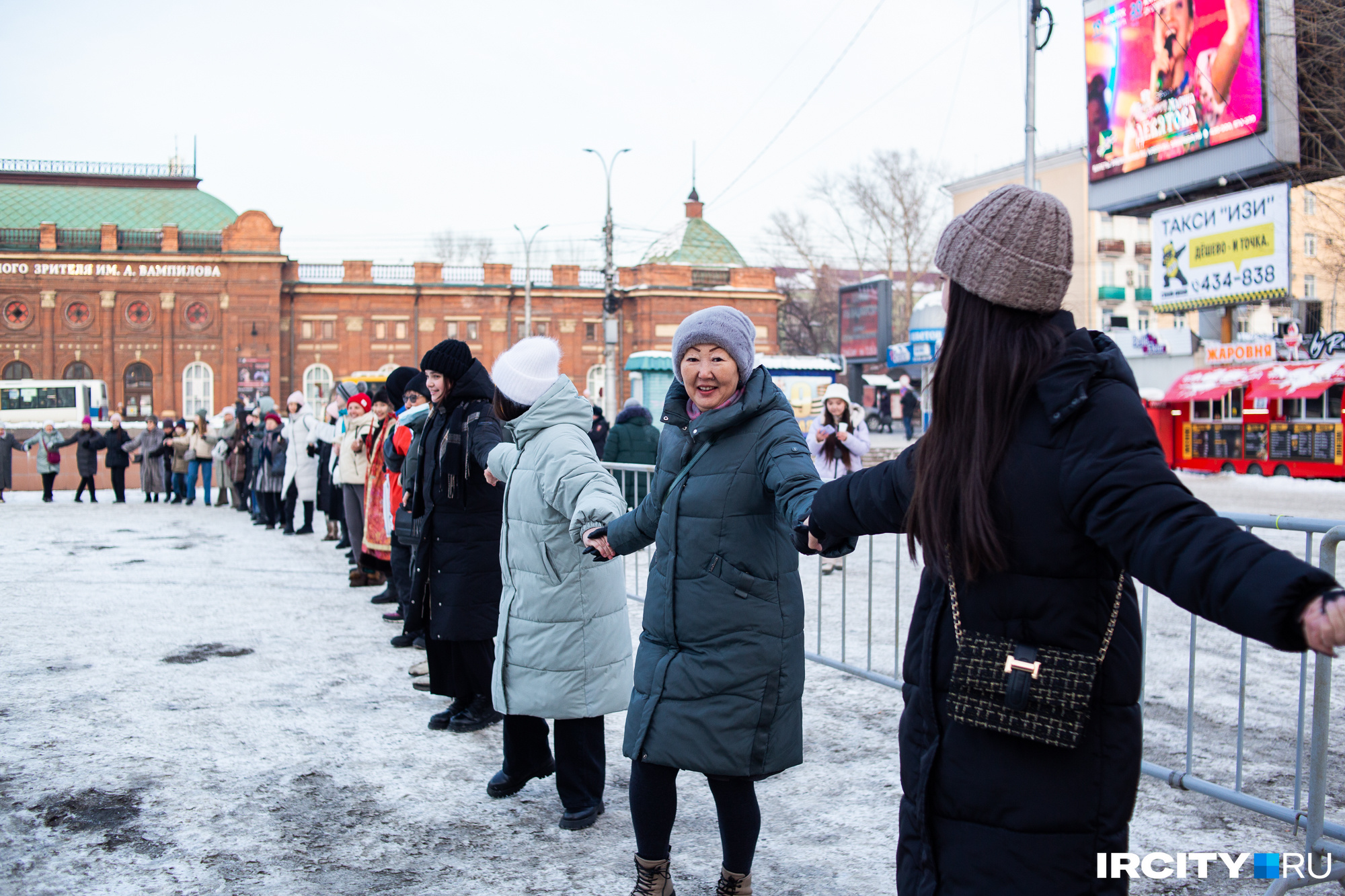 А потом все встали в круг и взялись за руки, чтобы станцевать ёхор А потом все встали в круг и взялись за руки, чтобы станцевать ёхор