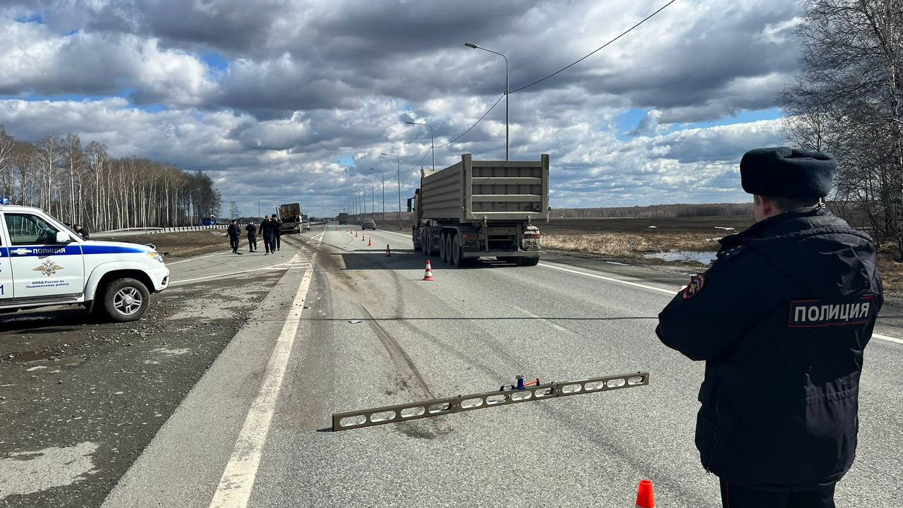 Грузовик столкнулся с легковушкой на трассе Тюмень — Екатеринбург. В ДТП погибла женщина