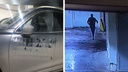В Новосибирске заявили о мужчине, который портит машины — он наносит надписи и режет колеса