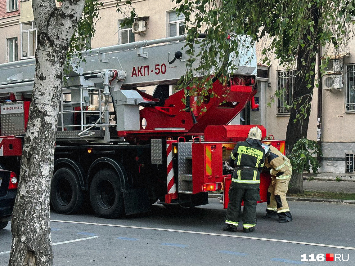 Что произошло в казани фото. Красный пожарник казань. Красный пожарник казань. Пожарные казань. Фото пожарных казани.