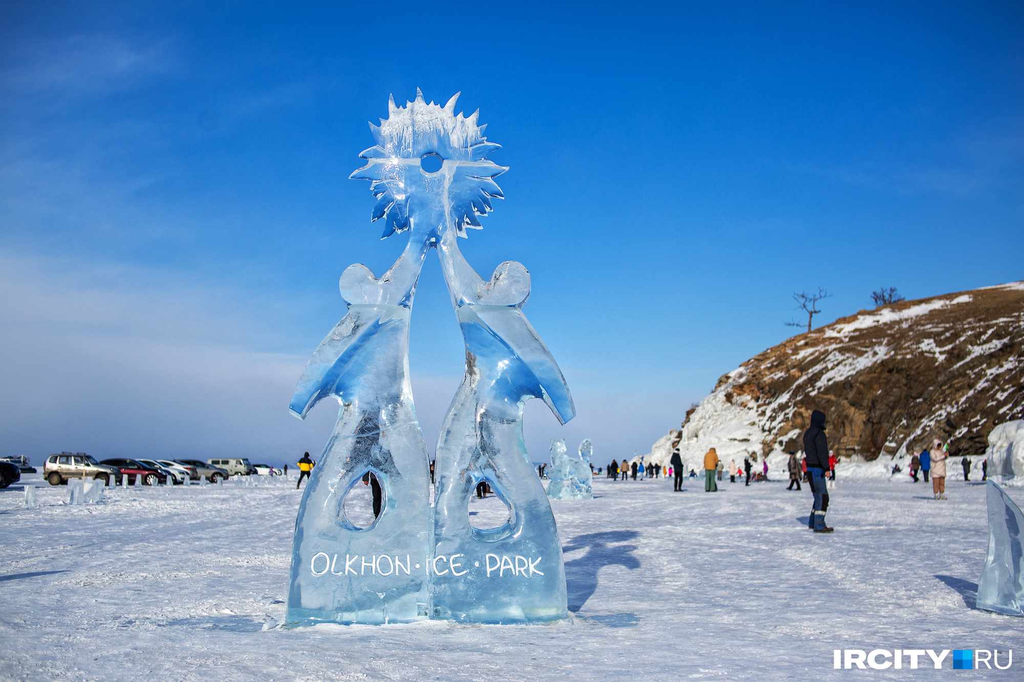 На льду Байкала поставили обычные скульптуры изо льда