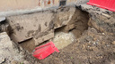 Возле пятиэтажки на Бориса Богаткова размыло землю — в огромную яму упали две собаки