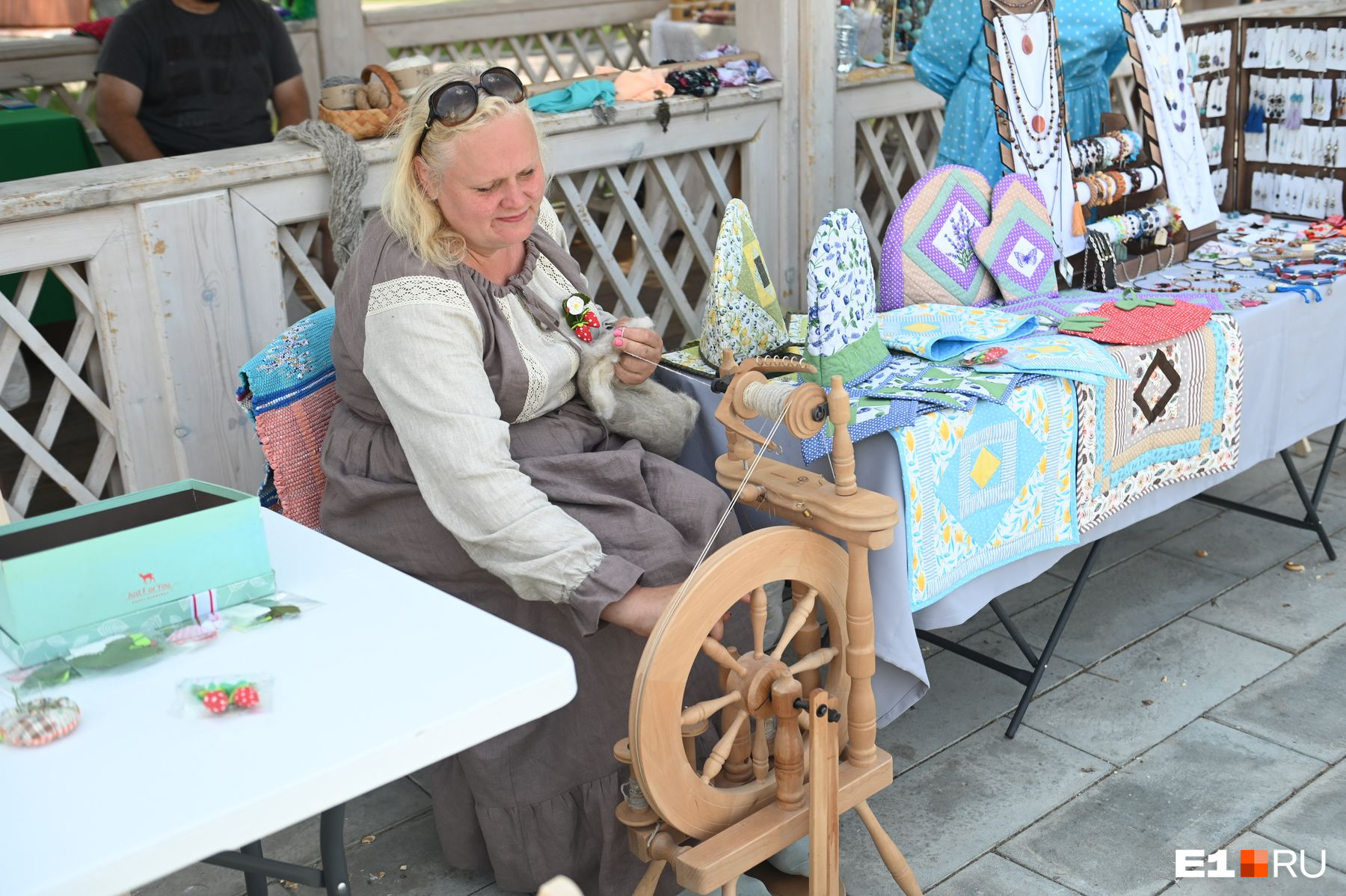 Сысерть встретила туристов рынком с традиционными сувенирами