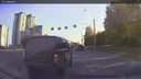 Водитель Range Rover устроил сумасшедшую езду на Богаткова — видео, где он виляет на дороге и мешает другим машинам