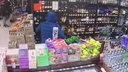 В челябинском «К&amp;Б» покупатель устроил погром и разнес стеллажи с алкоголем (видео)