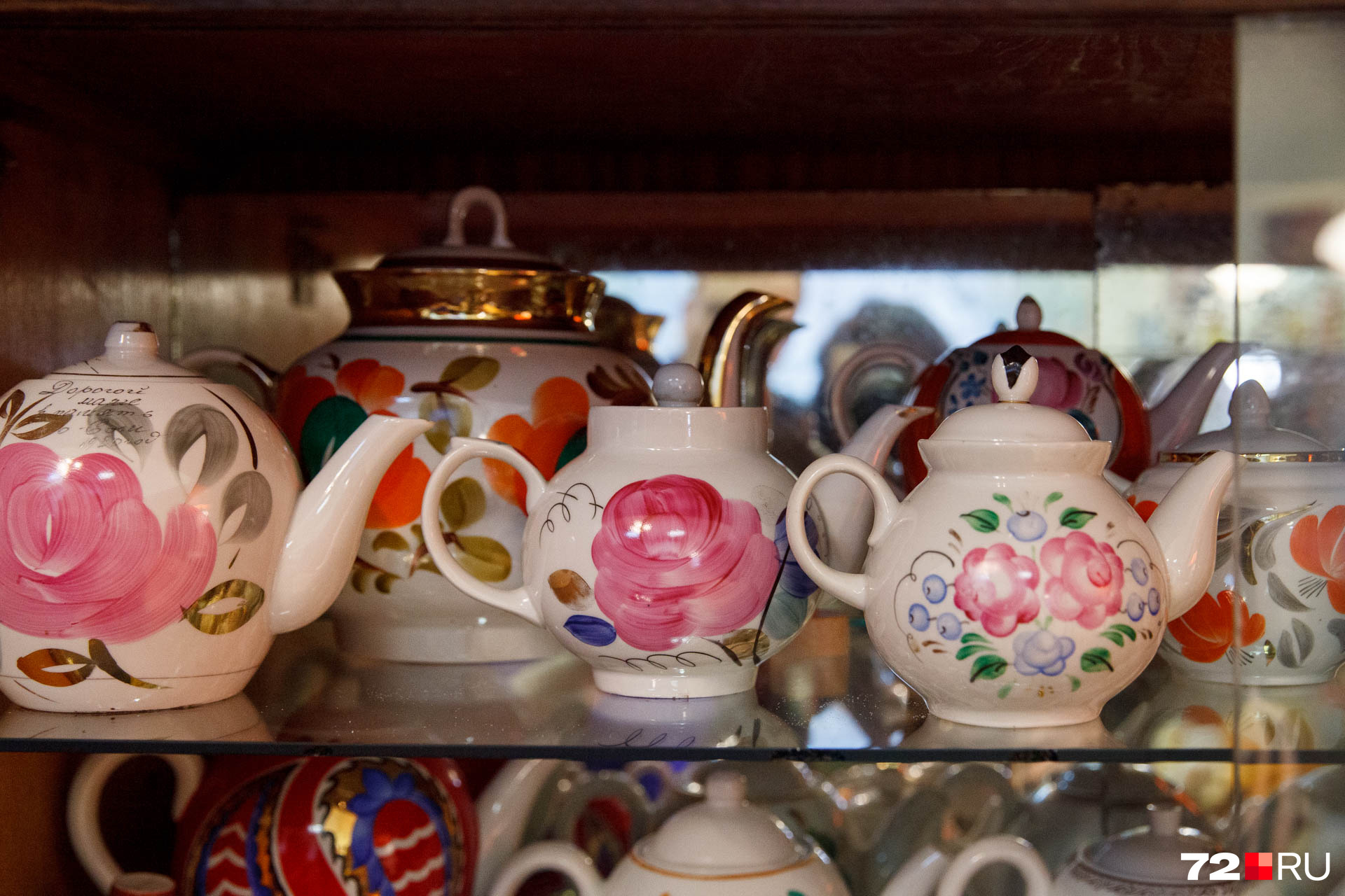Самые разнообразные чайники выставлены на обозрение. Именно с них началась история музея