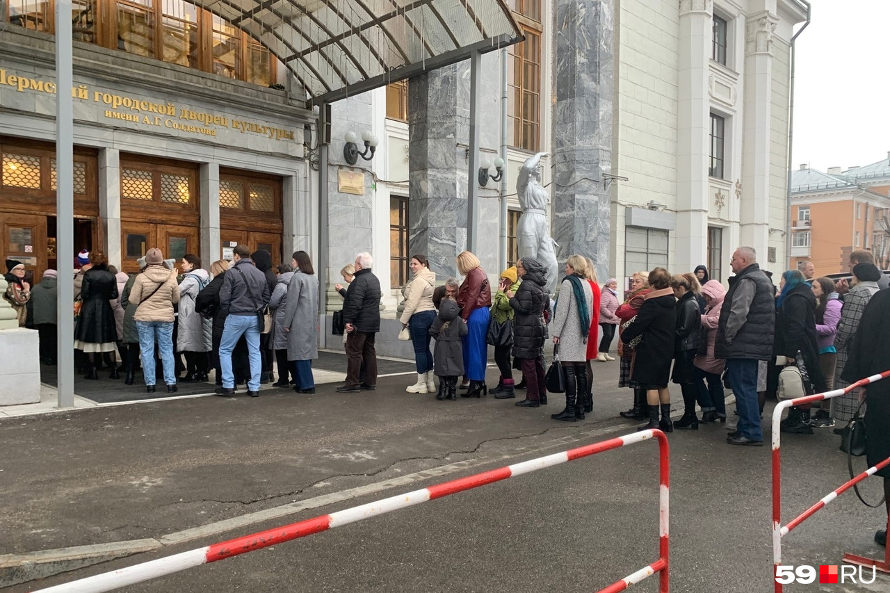Очередь растянулась на несколько метров. Отметим: снимок мы сделали из середины очереди Очередь растянулась на несколько метров. Отметим: снимок мы сделали из середины очереди