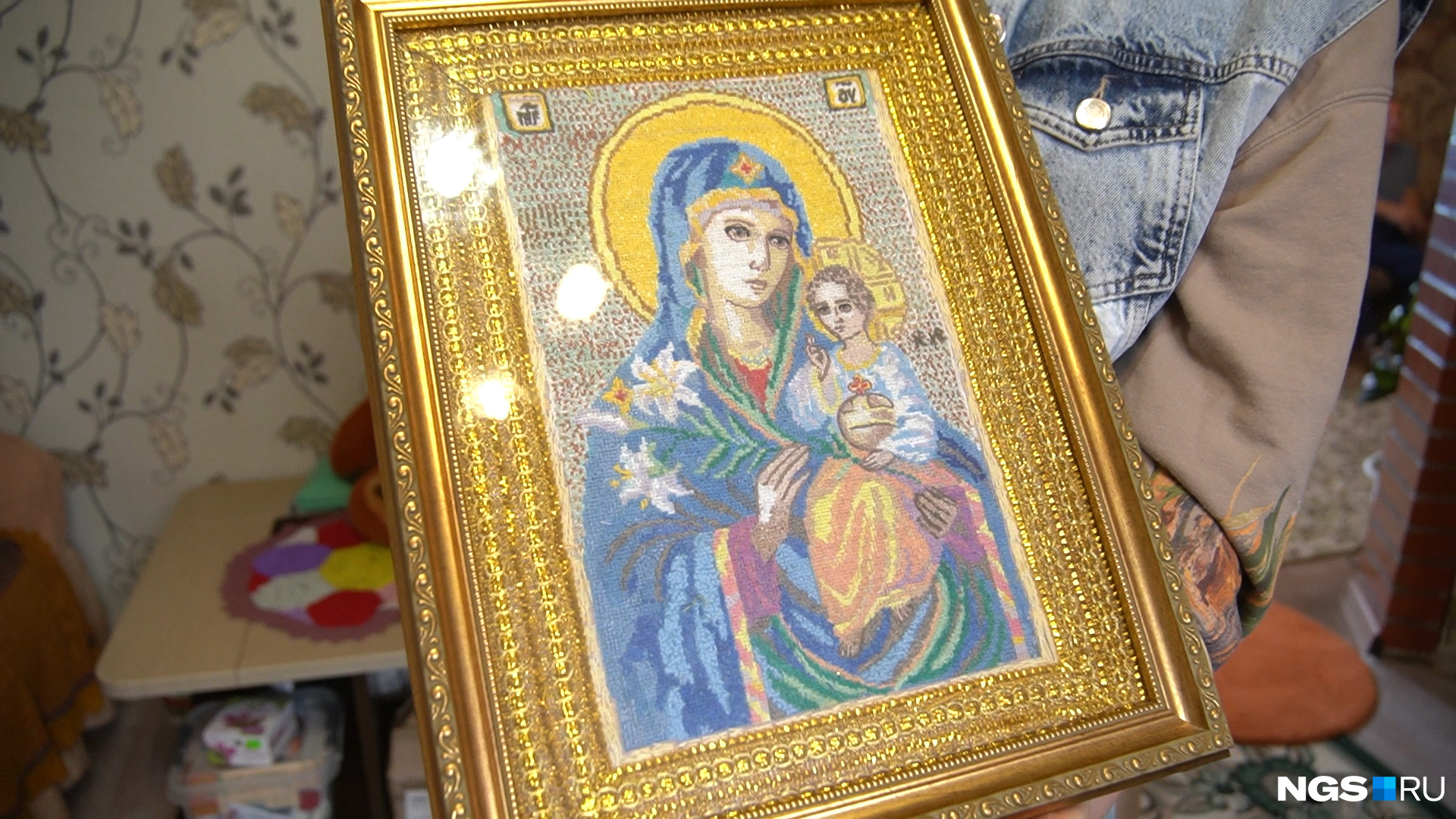 Удивительные иконы, вышитые Марией Федоровной, есть в доме каждого из ее близких: глаза и руки у бабушки — на зависть молодым