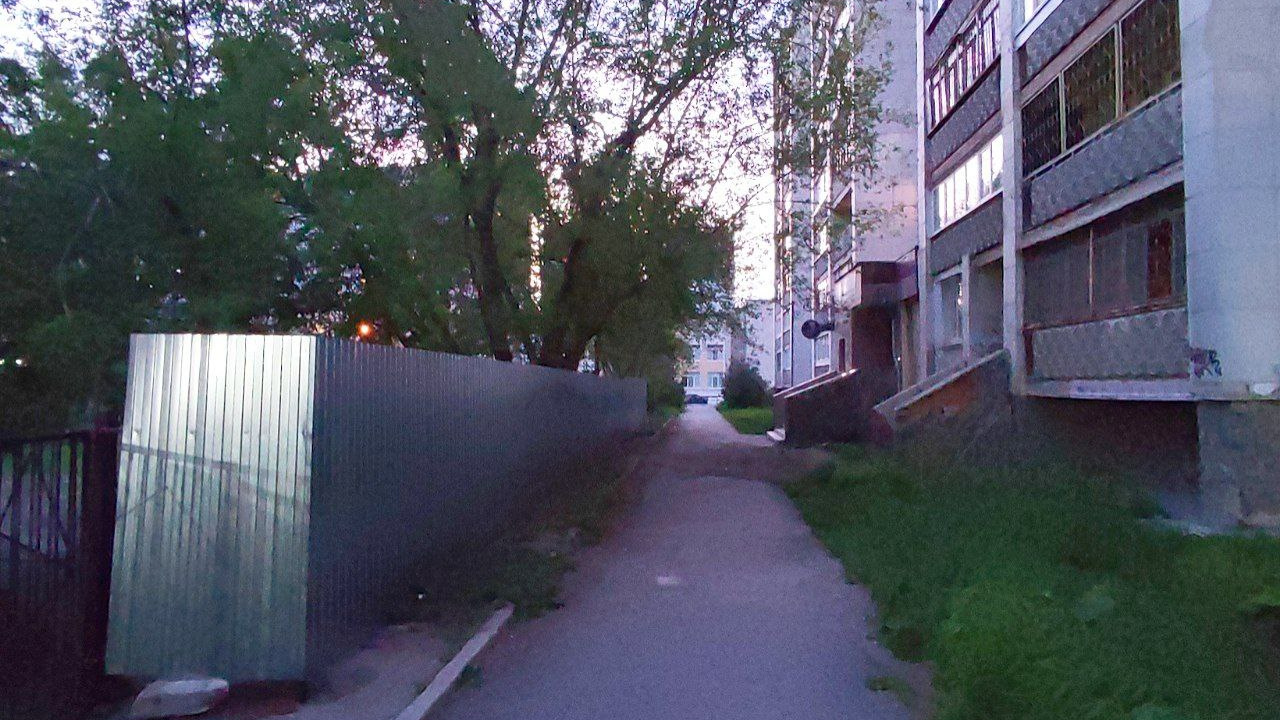 В центре Екатеринбурга сквер обнесли забором. Жители боятся появления высотки