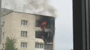 Две пылающих квартиры в многоквартирном доме на юге Волгограда сняли на видео