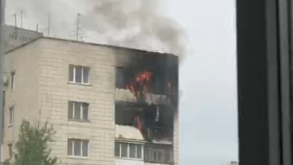 Две пылающих квартиры в многоквартирном доме на юге Волгограда сняли на видео