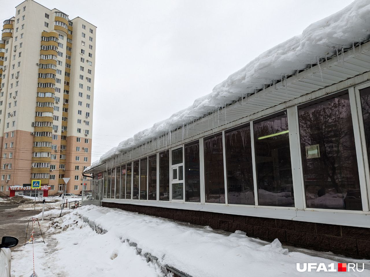 Кстати, со снегом проблемы не только у многоэтажек и частных домов