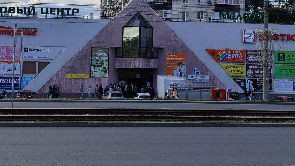 «Света в здании не видно»: в Самаре эвакуировали ТЦ «Мелодия»