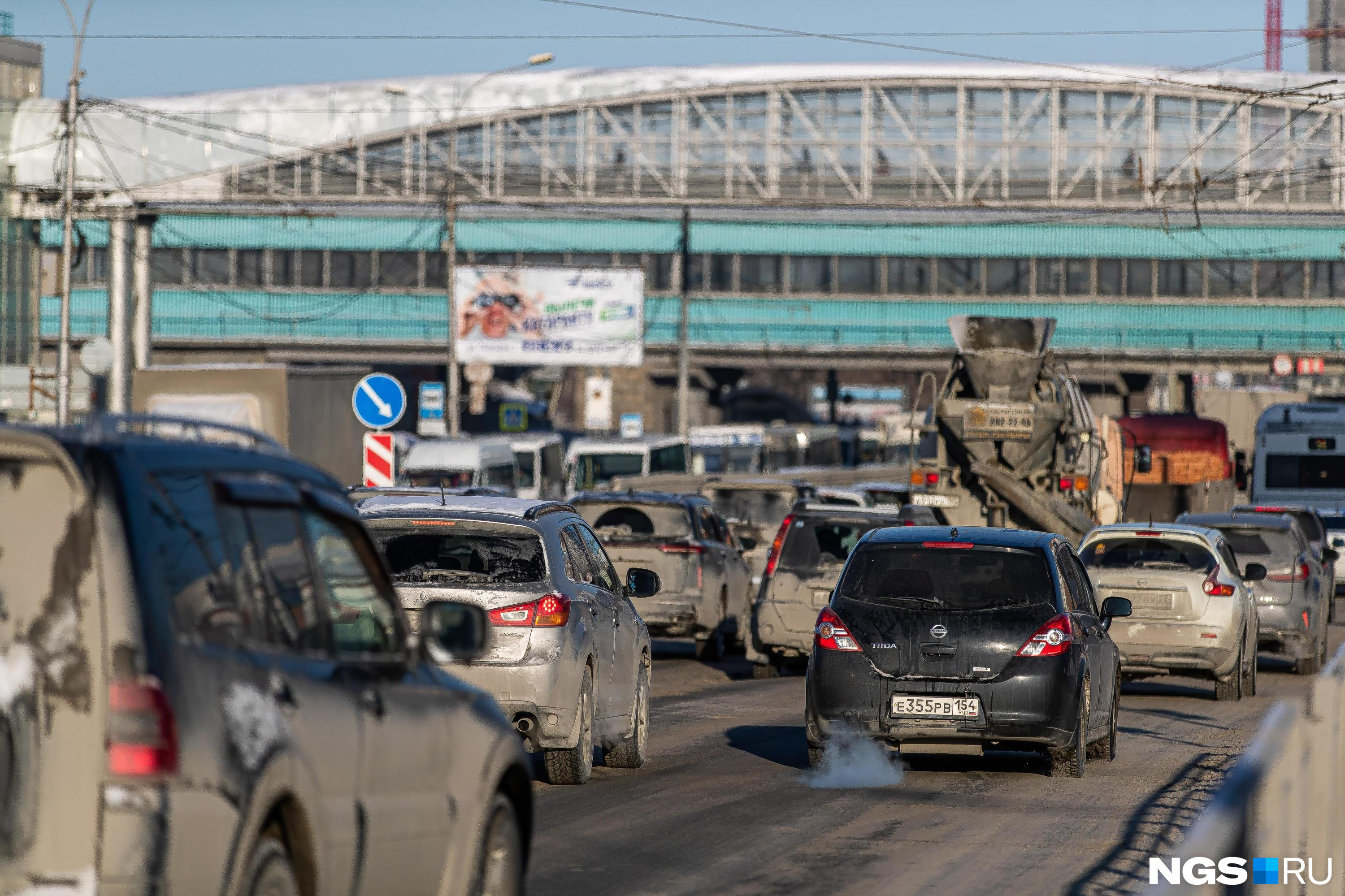 Огромная пробка собралась на Октябрьском мосту утром в Новосибирске