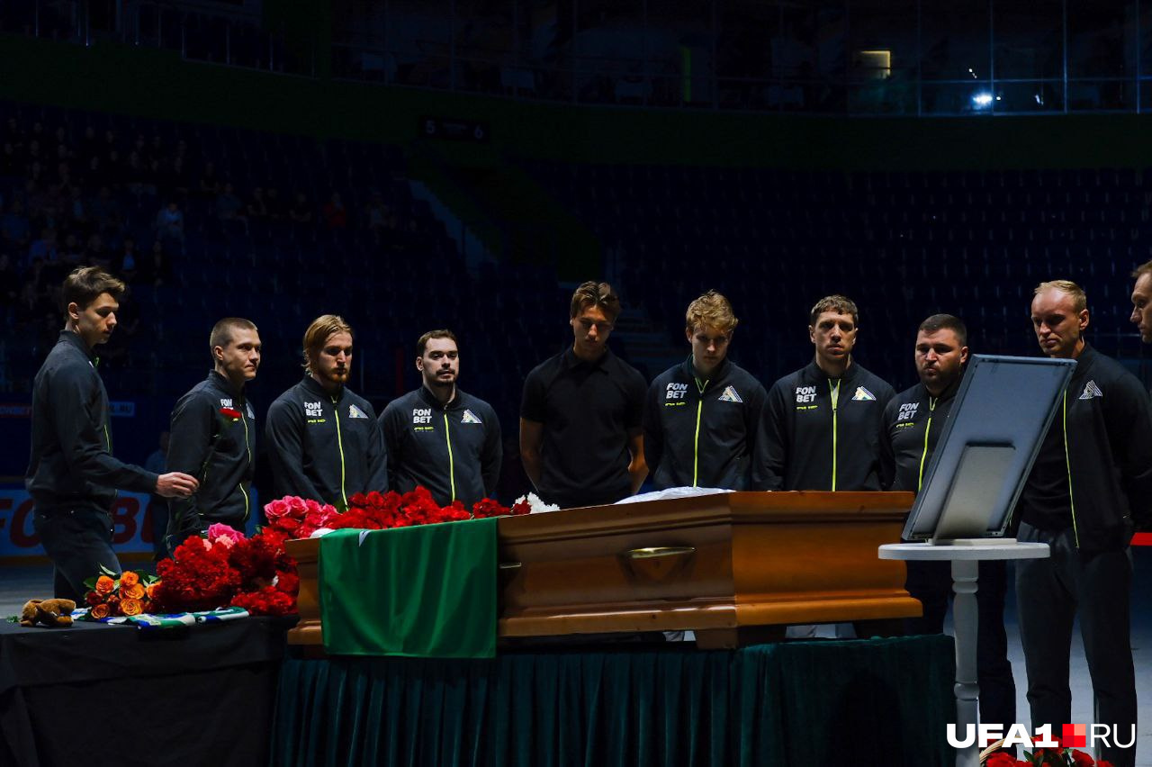 Присутствующие собирались около гроба