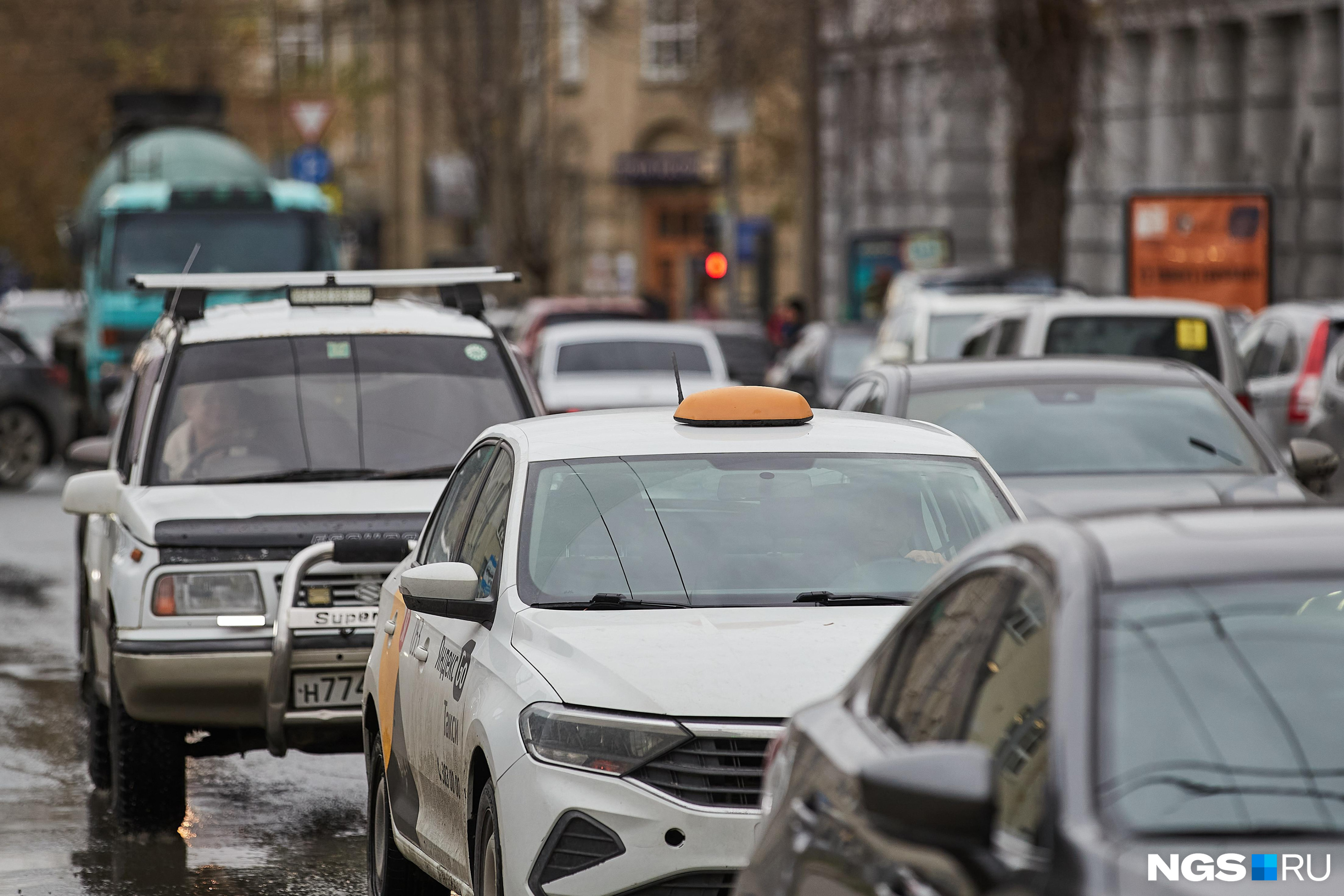 Россияне за услуги такси платят миллиарды, но это выгоднее собственных авто. На сколько еще подорожают поездки