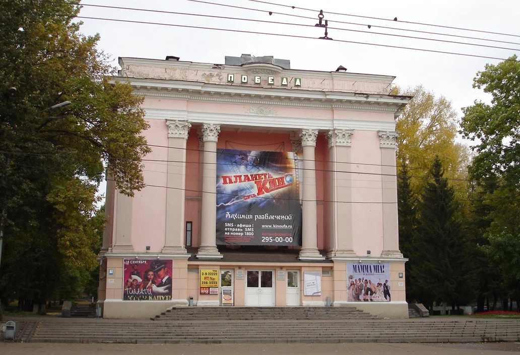 В новом веке кинотеатр стал частным