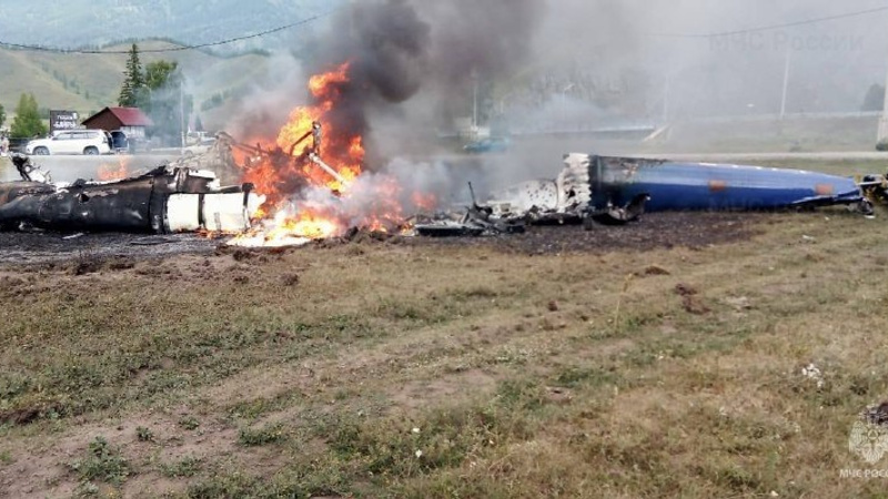Вертолет с пассажирами загорелся при жесткой посадке на Алтае