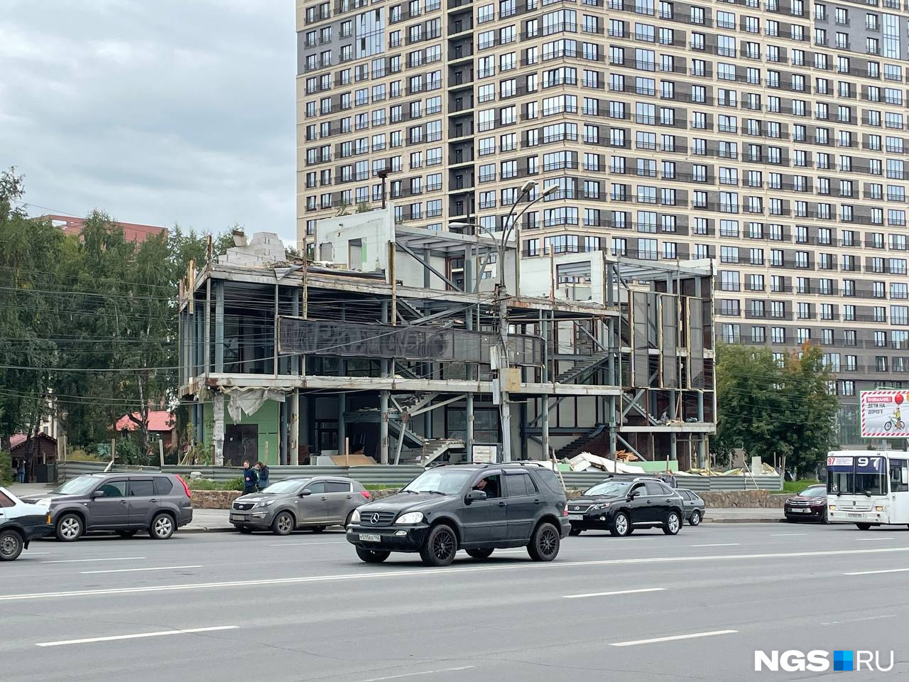 В Новосибирске начали сносить долгострой в Закаменском сквере — им владеет компания из Казахстана