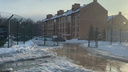 «Машины вмерзают, без резиновых сапог не выйти». Улицу в Новосибирске залило водой — кадры потопа