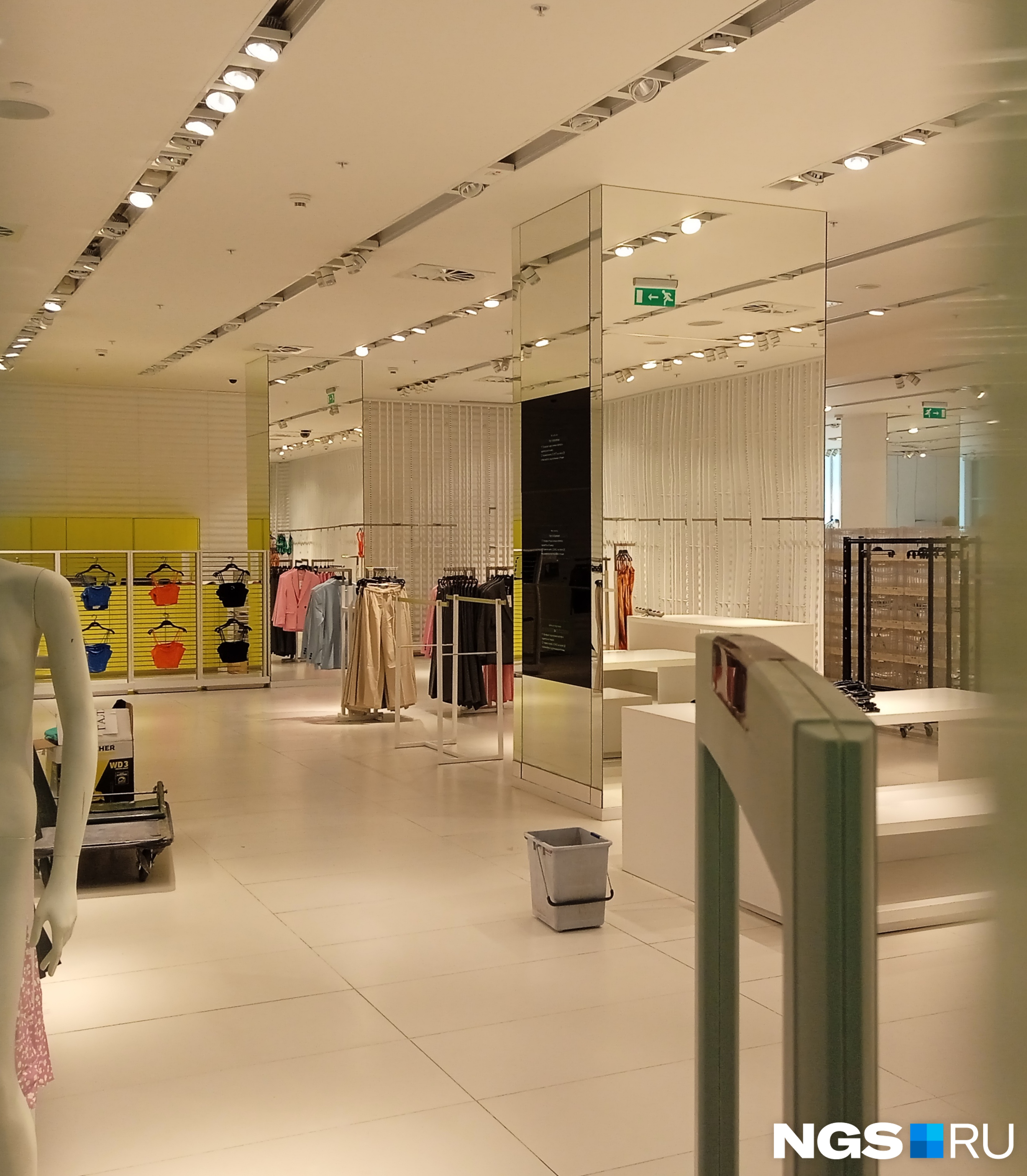 бершка пенза. Bershka новое название. Ecru магазин одежды bershka. современный магазин. торговый центр мега.