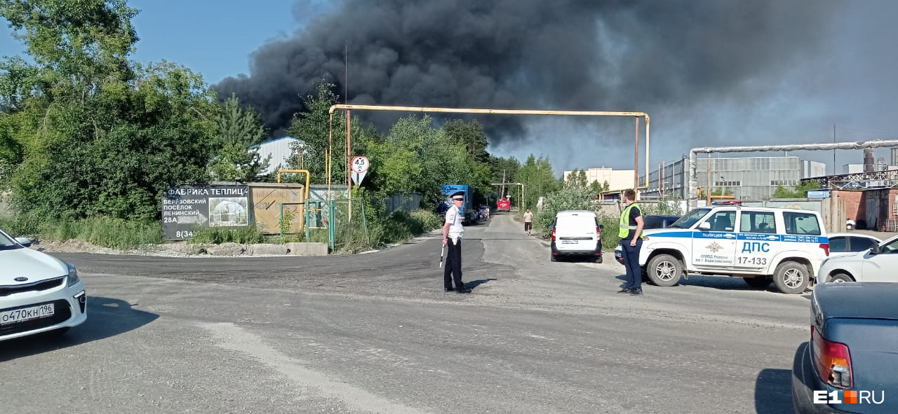 Адский пожар на складах в Березовском потушили. Для этого с неба сбросили 25 тонн воды