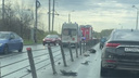 «На отбойники налетел, его отбросило»: на оживленной дороге в Челябинске перевернулась машина